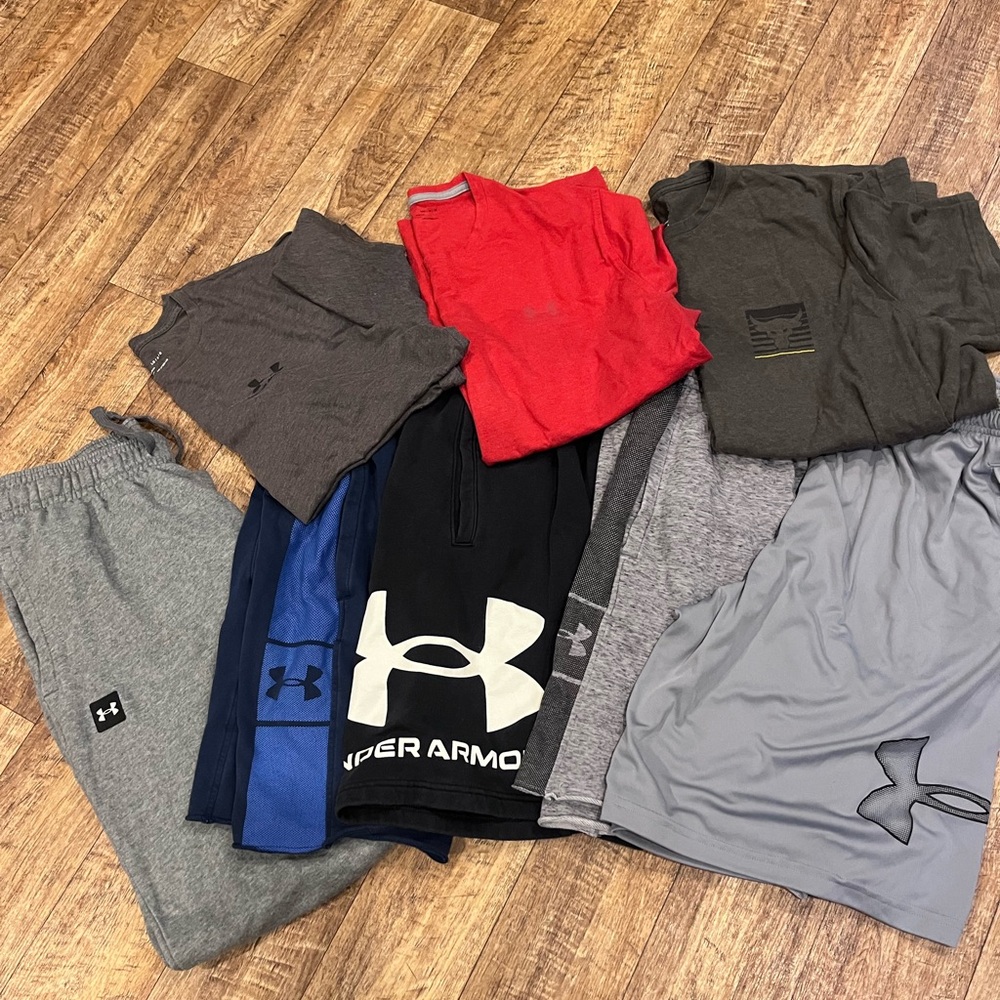 Under Armour lot. Men’s large 4 shorts, 2 jogging pant, 3 tees!